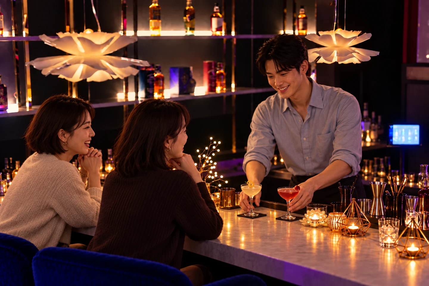 부산 서면 여자 혼술바 비아이피바 바 카운터에서 바텐더와 칵테일을 두고 이야기하는 여성 손님들