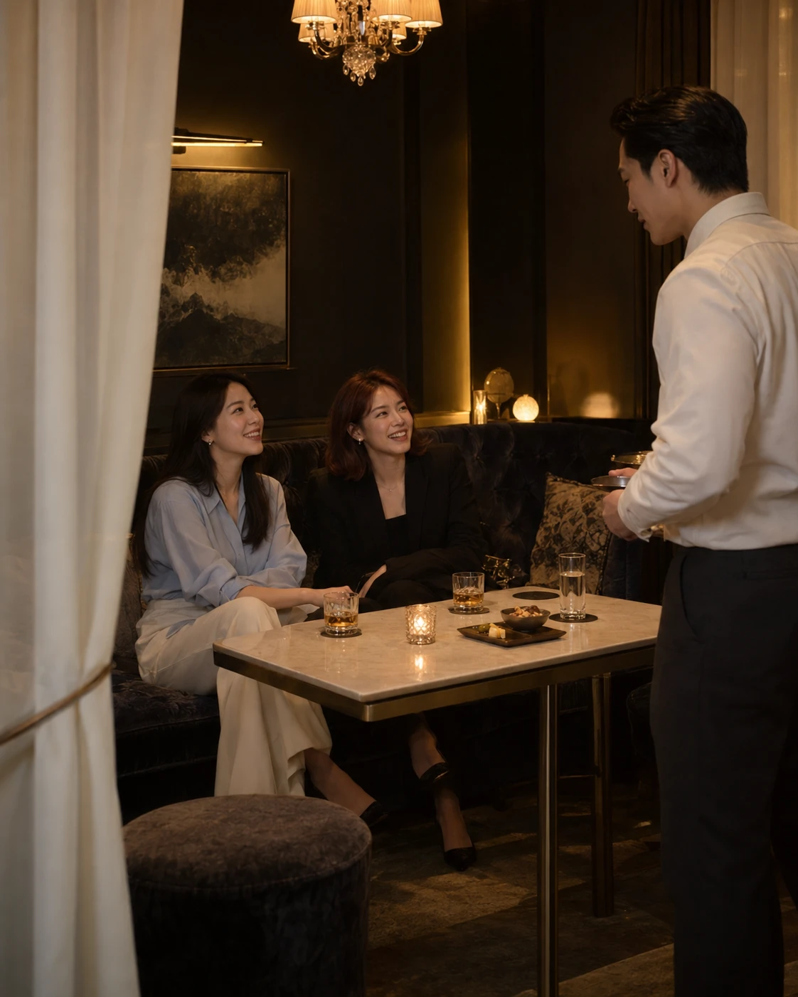 부산 서면 여자 혼술바 비아이피바 커튼 좌석에서 친구들과 바텐더가 대화하는 모습